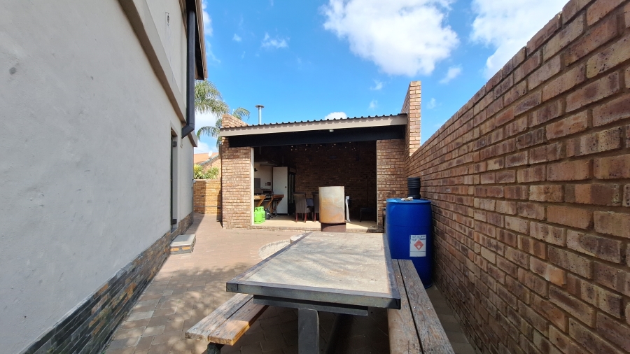 3 Bedroom Property for Sale in Thatchfield Estate Gauteng