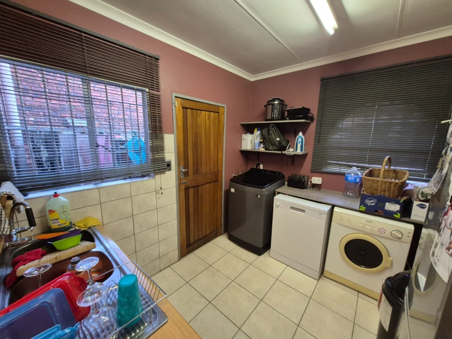 To Let 4 Bedroom Property for Rent in Faerie Glen Gauteng