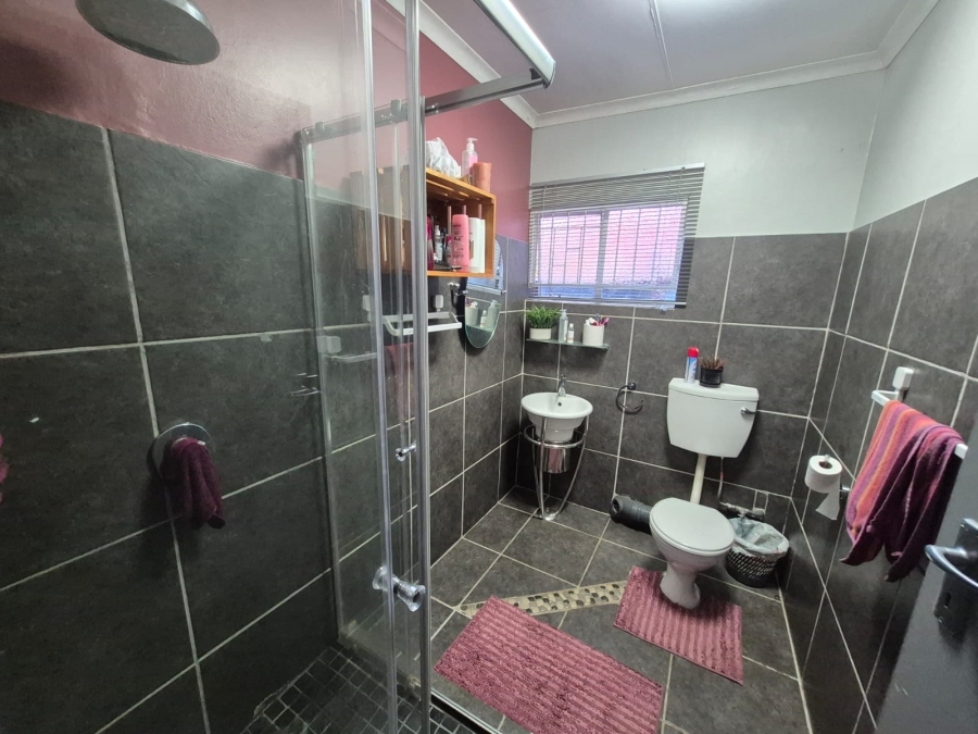To Let 4 Bedroom Property for Rent in Faerie Glen Gauteng