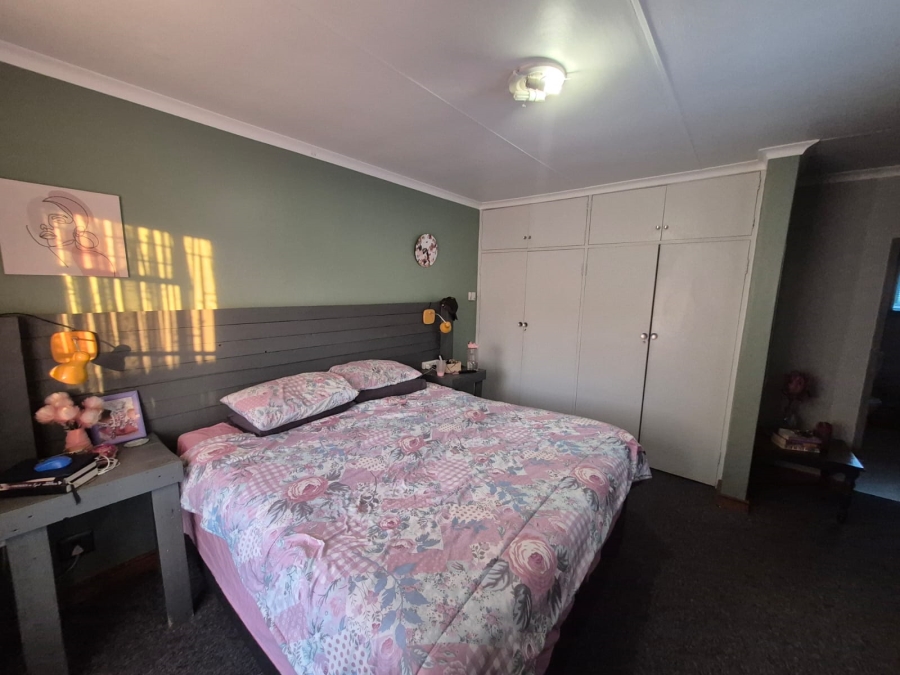 To Let 4 Bedroom Property for Rent in Faerie Glen Gauteng