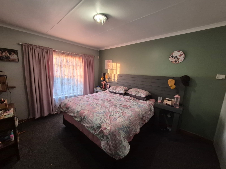 To Let 4 Bedroom Property for Rent in Faerie Glen Gauteng