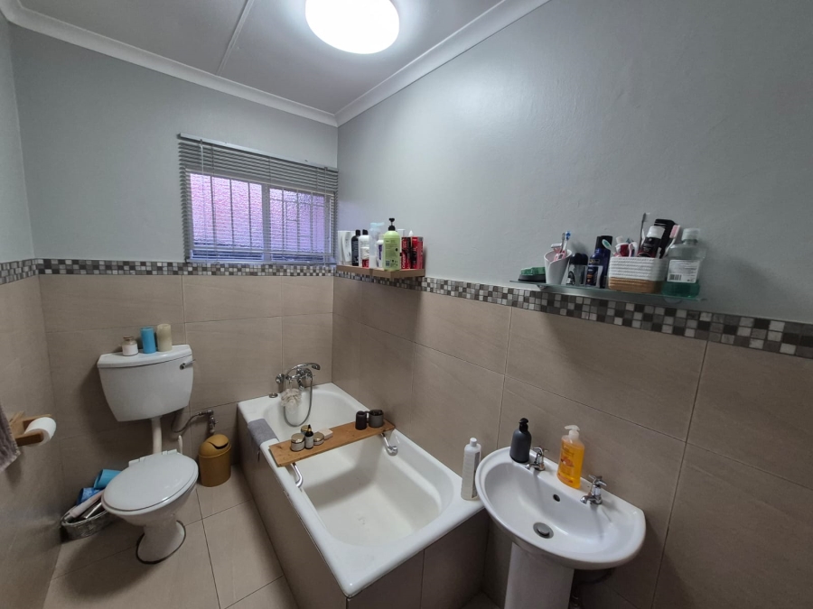 To Let 4 Bedroom Property for Rent in Faerie Glen Gauteng