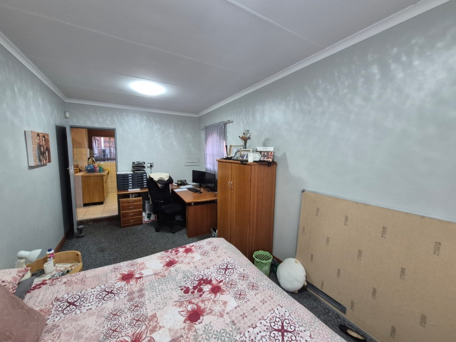 To Let 4 Bedroom Property for Rent in Faerie Glen Gauteng