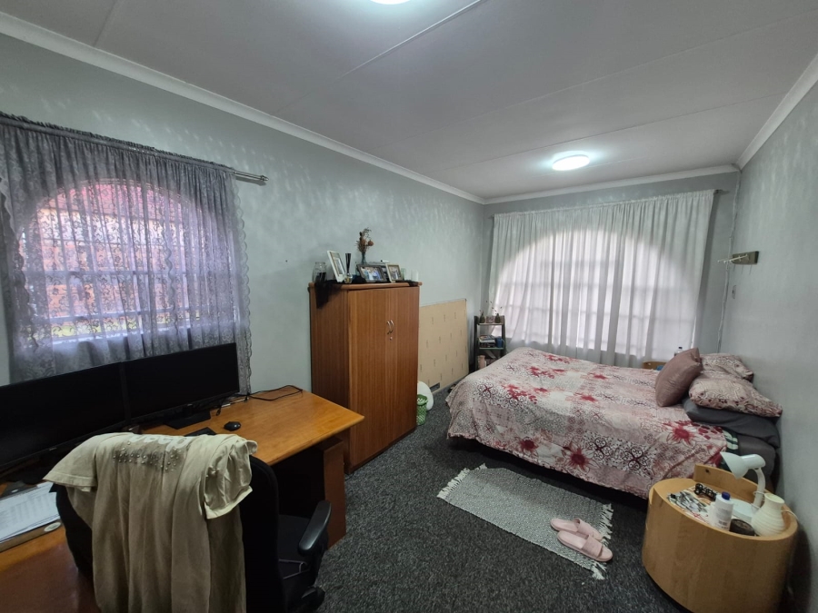 To Let 4 Bedroom Property for Rent in Faerie Glen Gauteng
