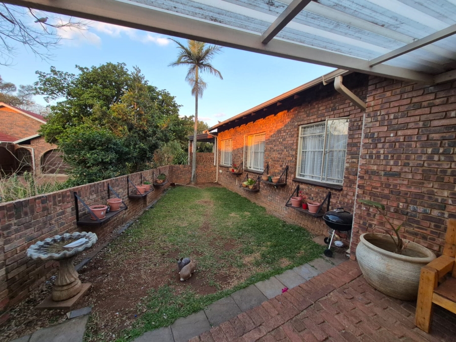 To Let 4 Bedroom Property for Rent in Faerie Glen Gauteng
