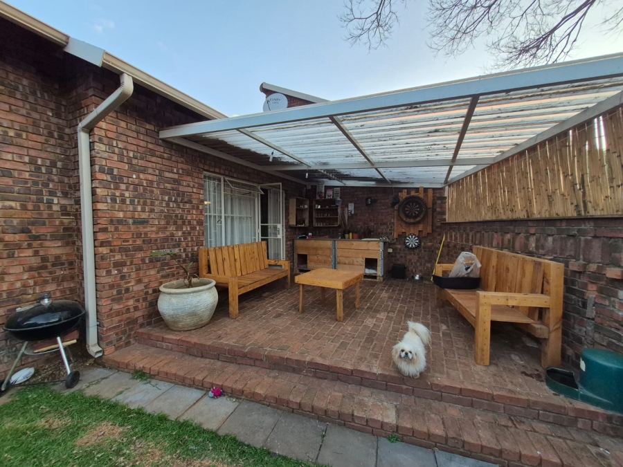 To Let 4 Bedroom Property for Rent in Faerie Glen Gauteng