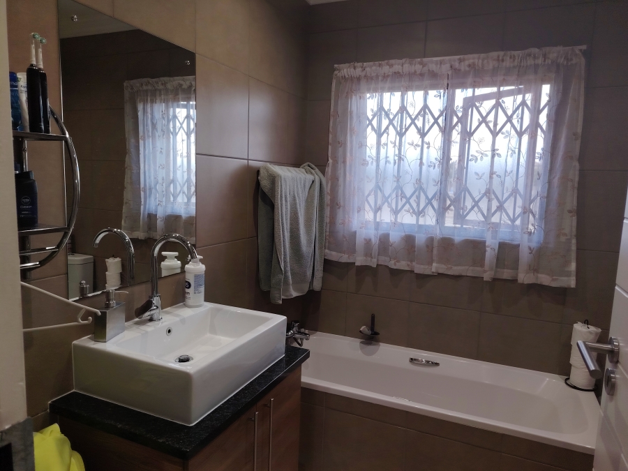 3 Bedroom Property for Sale in Monavoni Gauteng
