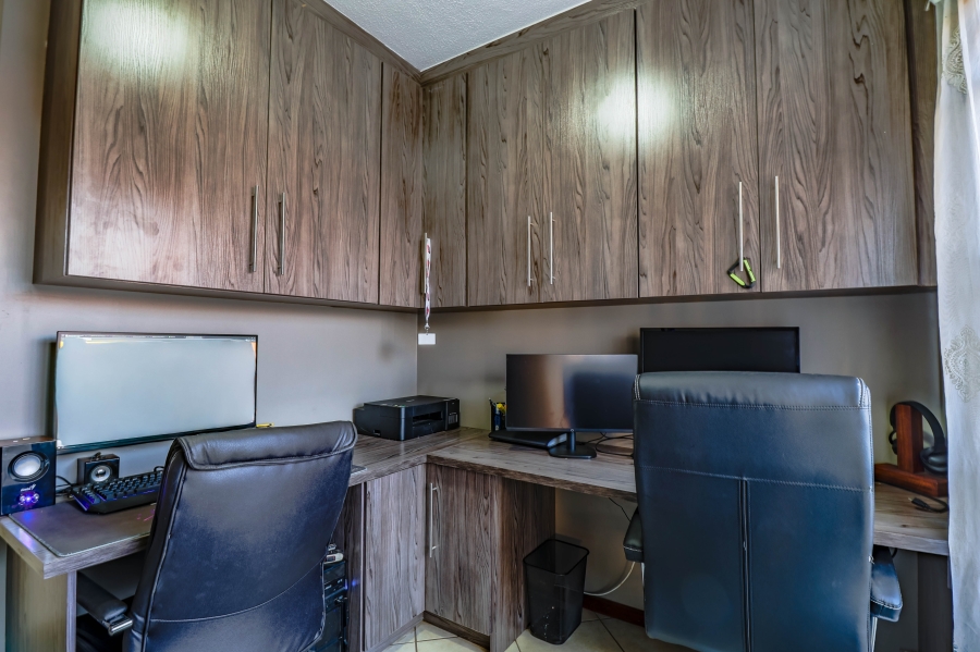 3 Bedroom Property for Sale in Monavoni Gauteng