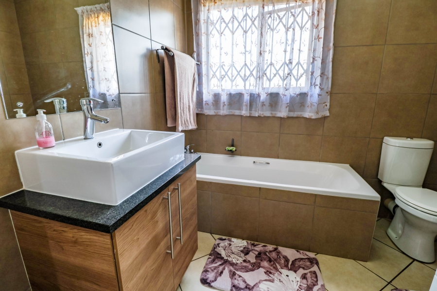 3 Bedroom Property for Sale in Monavoni Gauteng