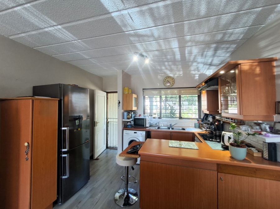 1 Bedroom Property for Sale in Hurlingham Gauteng