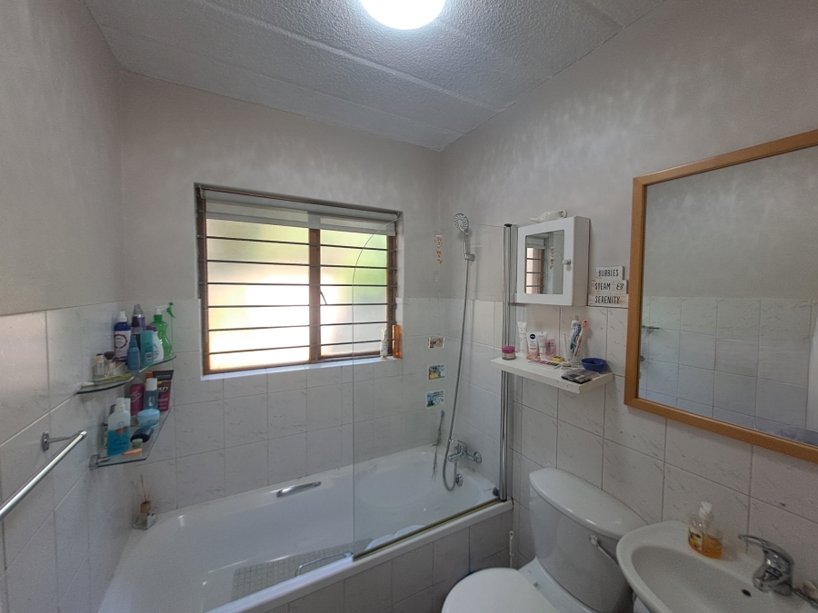 1 Bedroom Property for Sale in Hurlingham Gauteng