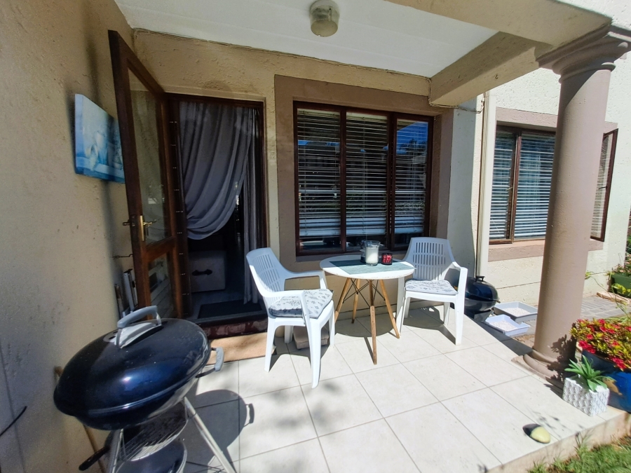 1 Bedroom Property for Sale in Hurlingham Gauteng