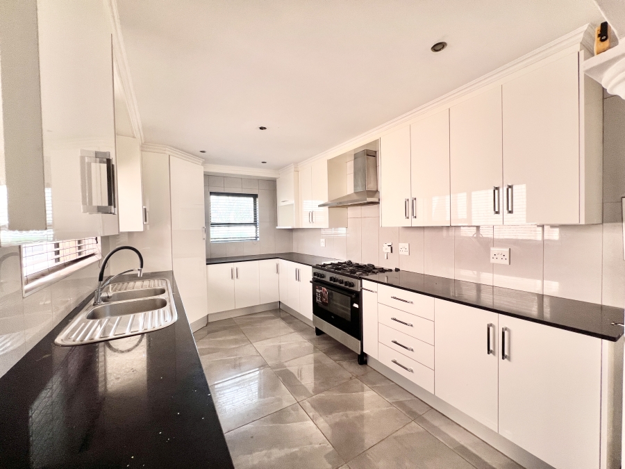 5 Bedroom Property for Sale in Wierda Park Gauteng