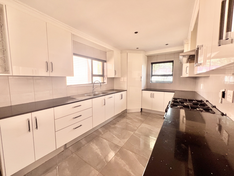 5 Bedroom Property for Sale in Wierda Park Gauteng