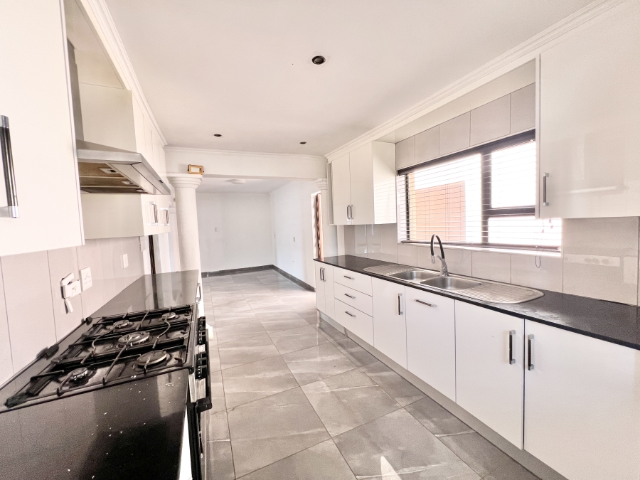 5 Bedroom Property for Sale in Wierda Park Gauteng