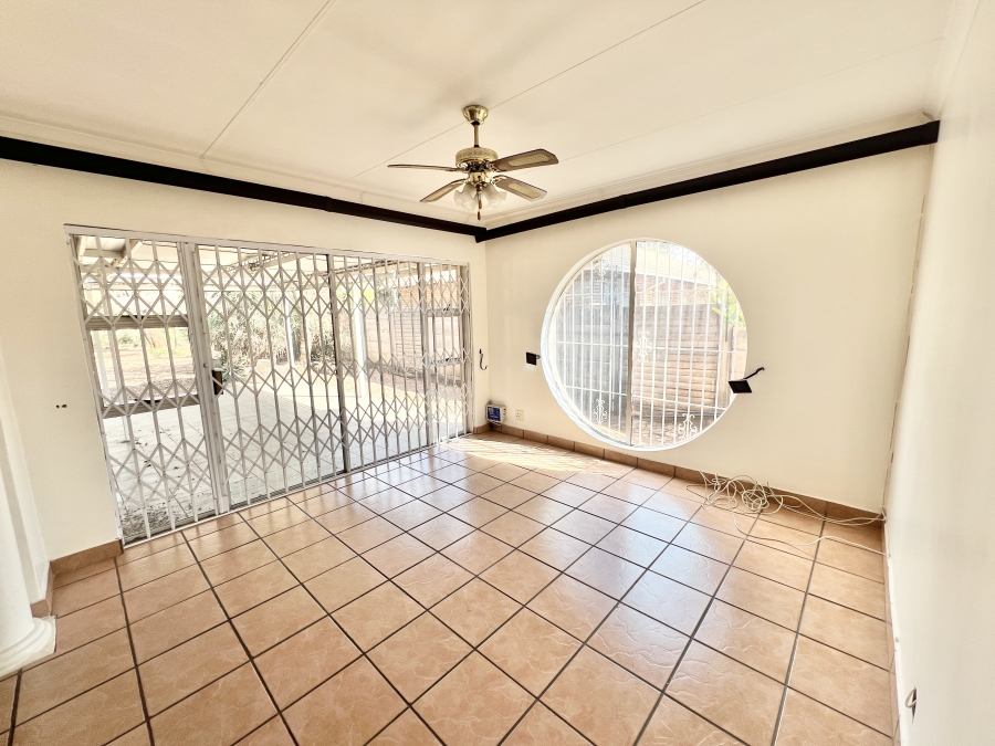5 Bedroom Property for Sale in Wierda Park Gauteng