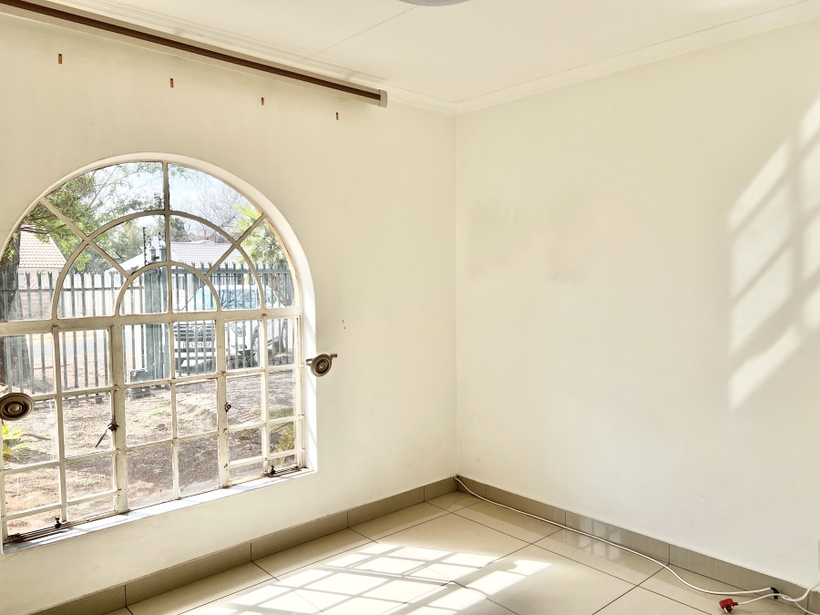 5 Bedroom Property for Sale in Wierda Park Gauteng