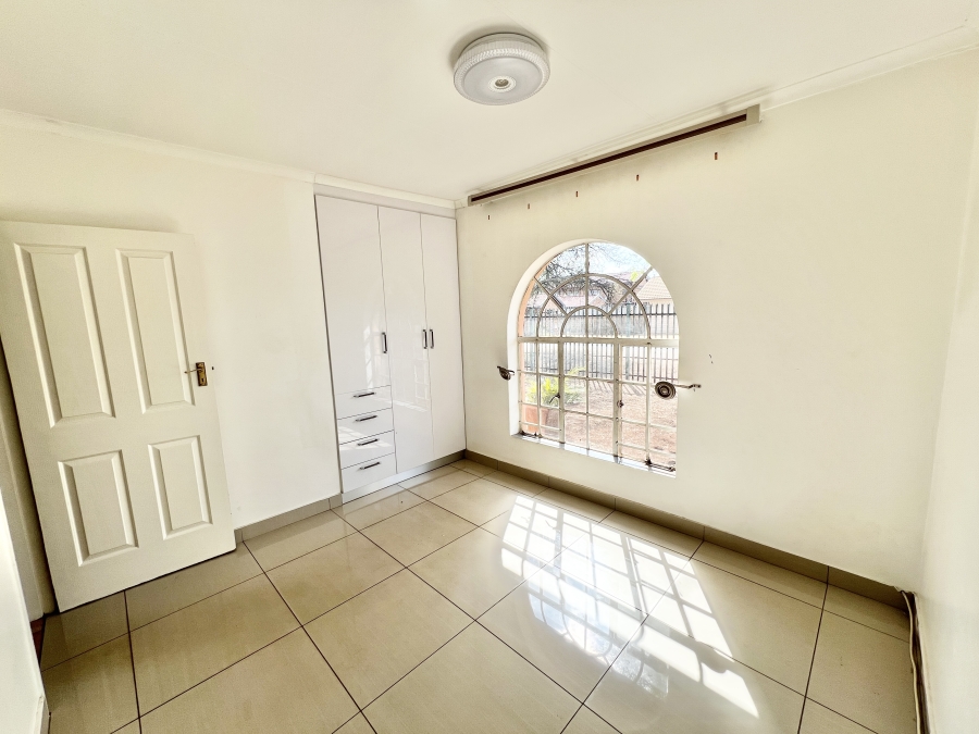 5 Bedroom Property for Sale in Wierda Park Gauteng