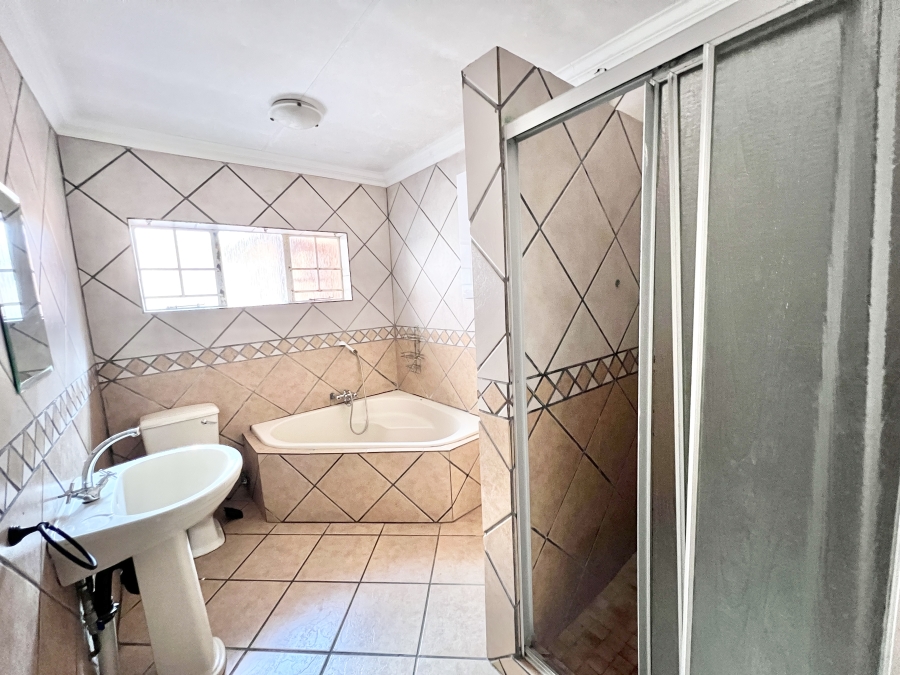 5 Bedroom Property for Sale in Wierda Park Gauteng