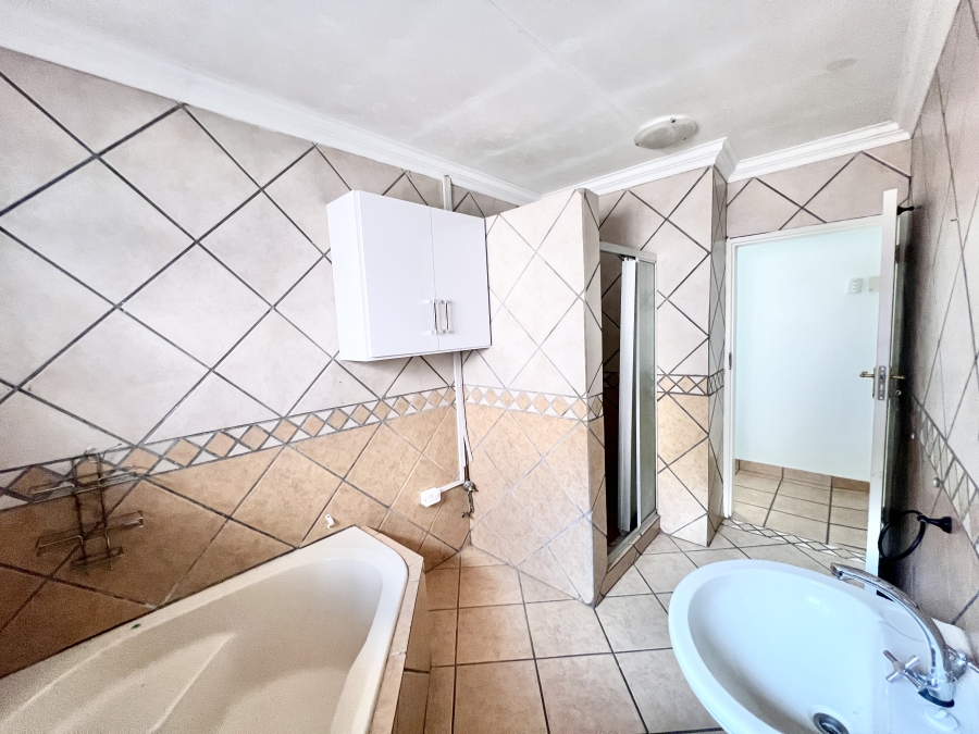 5 Bedroom Property for Sale in Wierda Park Gauteng