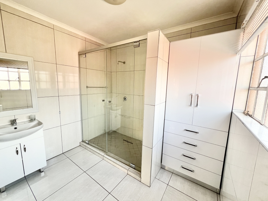 5 Bedroom Property for Sale in Wierda Park Gauteng
