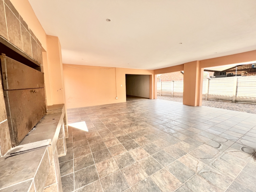5 Bedroom Property for Sale in Wierda Park Gauteng
