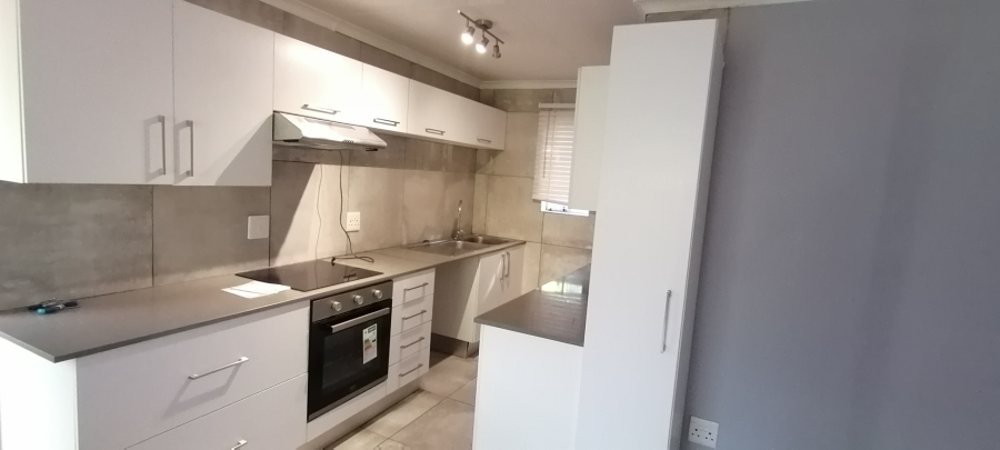 To Let 2 Bedroom Property for Rent in Helderkruin Gauteng
