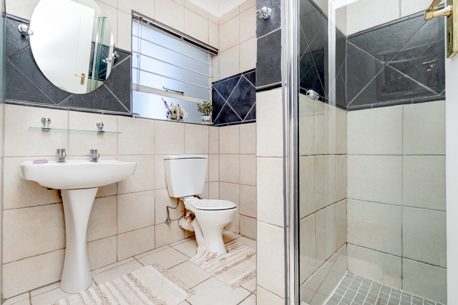 2 Bedroom Property for Sale in Constantia Kloof Gauteng