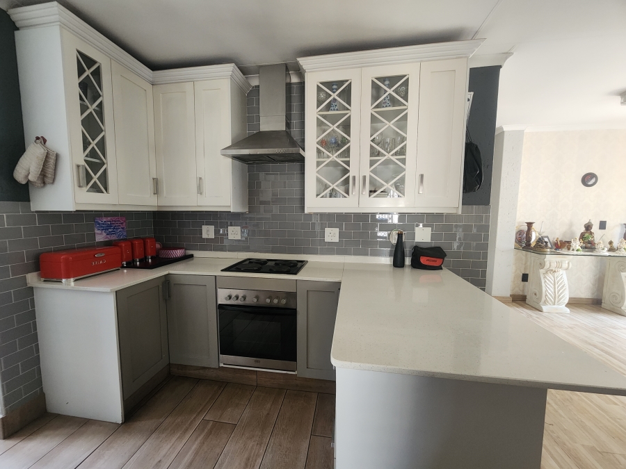 To Let 4 Bedroom Property for Rent in Douglasdale Gauteng