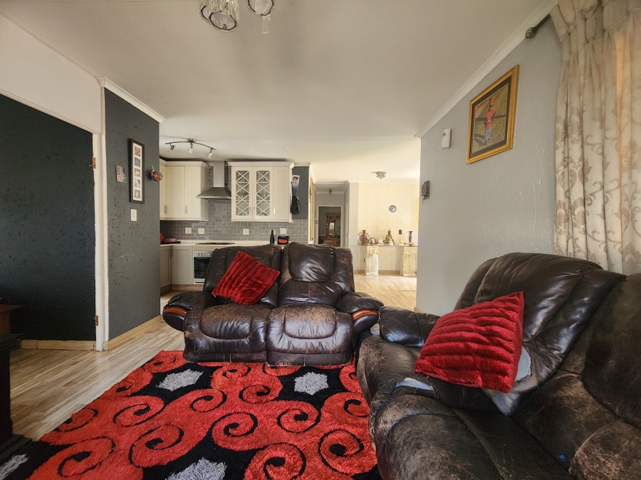 To Let 4 Bedroom Property for Rent in Douglasdale Gauteng