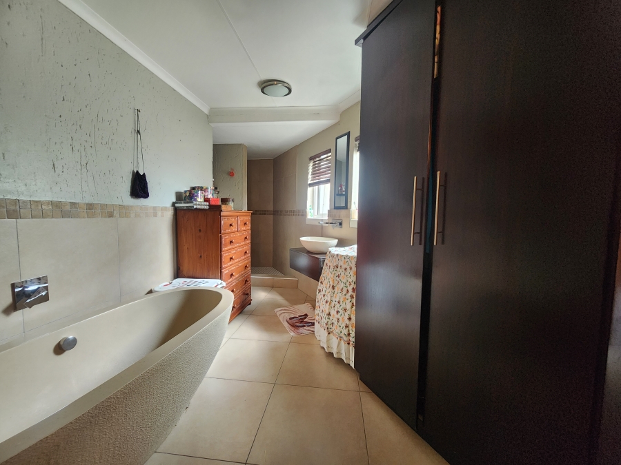 To Let 4 Bedroom Property for Rent in Douglasdale Gauteng