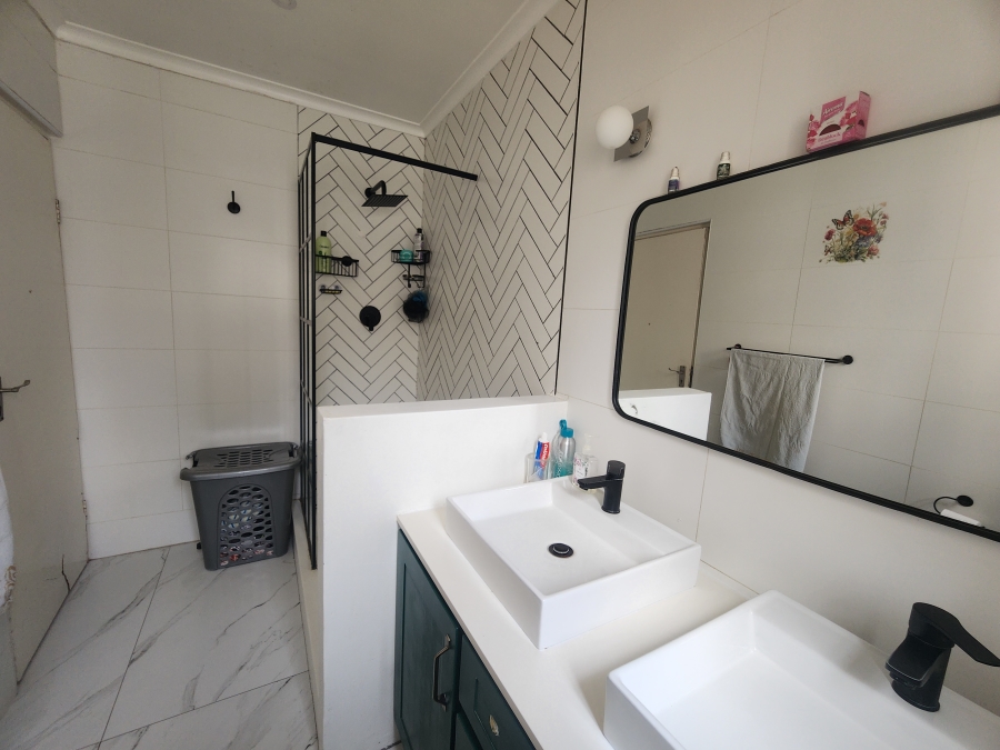 To Let 4 Bedroom Property for Rent in Douglasdale Gauteng
