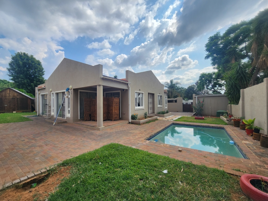 To Let 4 Bedroom Property for Rent in Douglasdale Gauteng