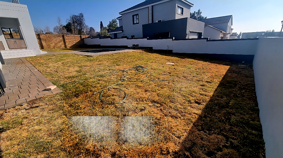 4 Bedroom Property for Sale in Blue Hills Gauteng