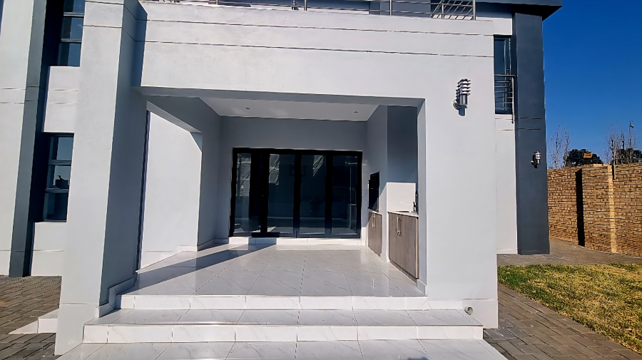 4 Bedroom Property for Sale in Blue Hills Gauteng
