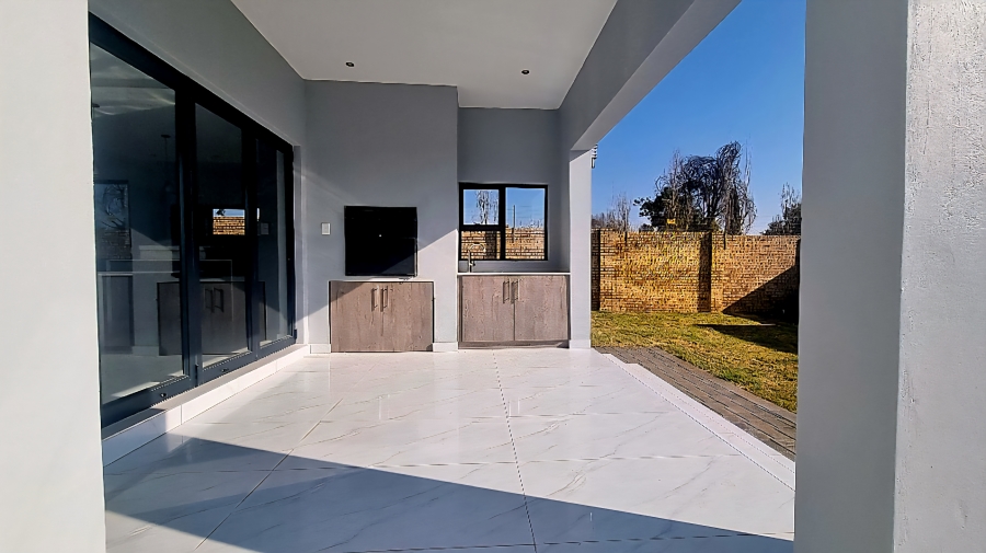 4 Bedroom Property for Sale in Blue Hills Gauteng