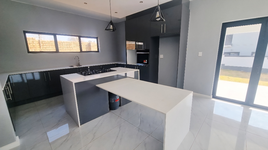 4 Bedroom Property for Sale in Blue Hills Gauteng