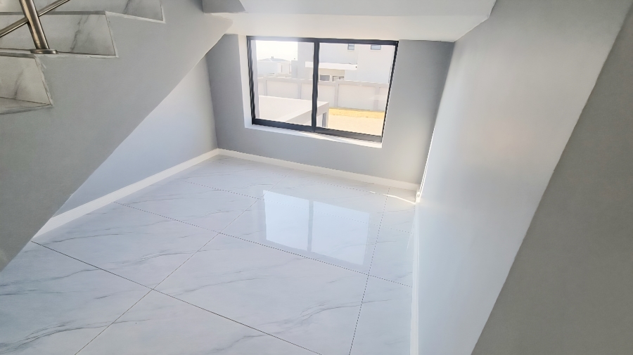 4 Bedroom Property for Sale in Blue Hills Gauteng