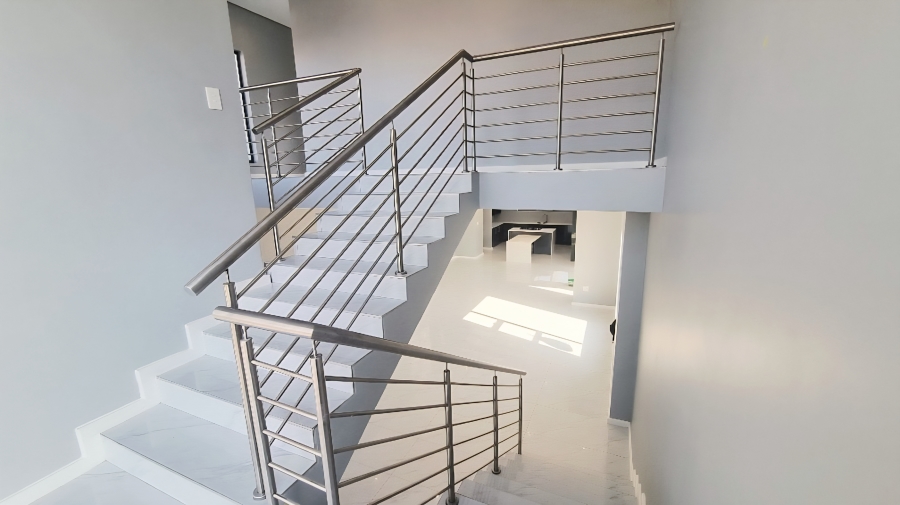 4 Bedroom Property for Sale in Blue Hills Gauteng