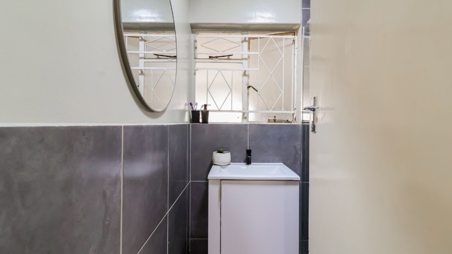 To Let 4 Bedroom Property for Rent in Sophiatown Gauteng