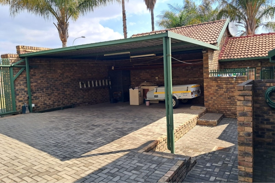4 Bedroom Property for Sale in The Reeds Gauteng