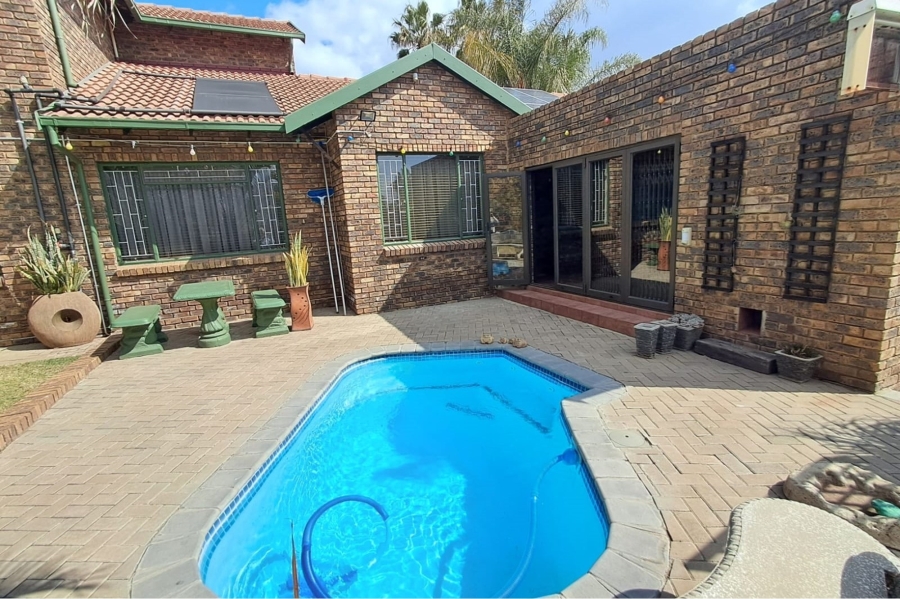 4 Bedroom Property for Sale in The Reeds Gauteng