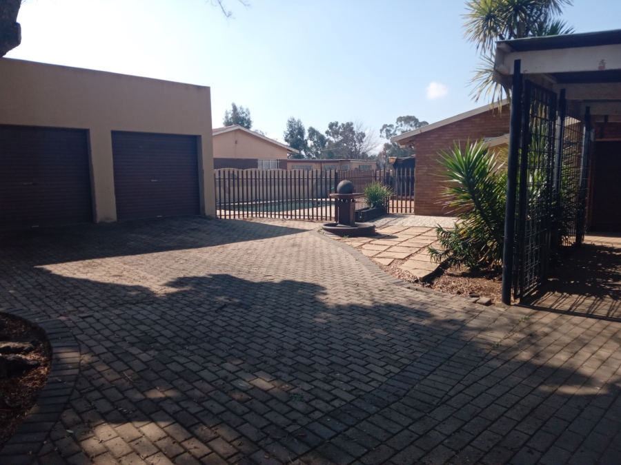 3 Bedroom Property for Sale in Strubenvale Gauteng