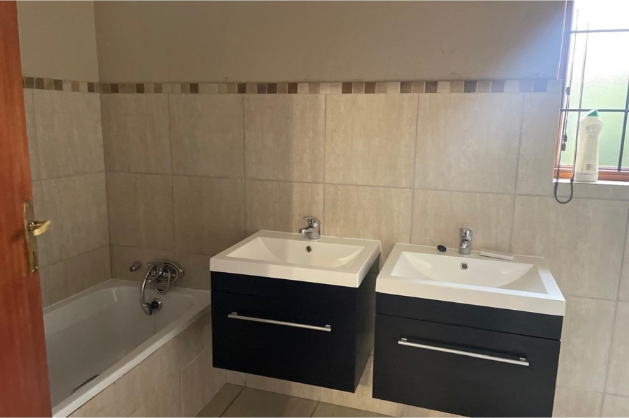 4 Bedroom Property for Sale in Noordwyk Gauteng