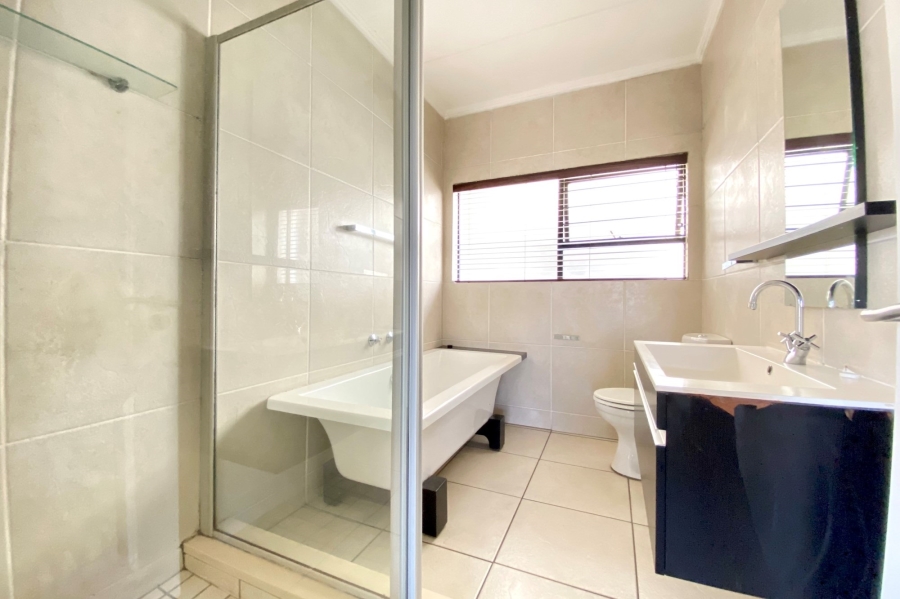 To Let 2 Bedroom Property for Rent in Greenstone Hill Gauteng