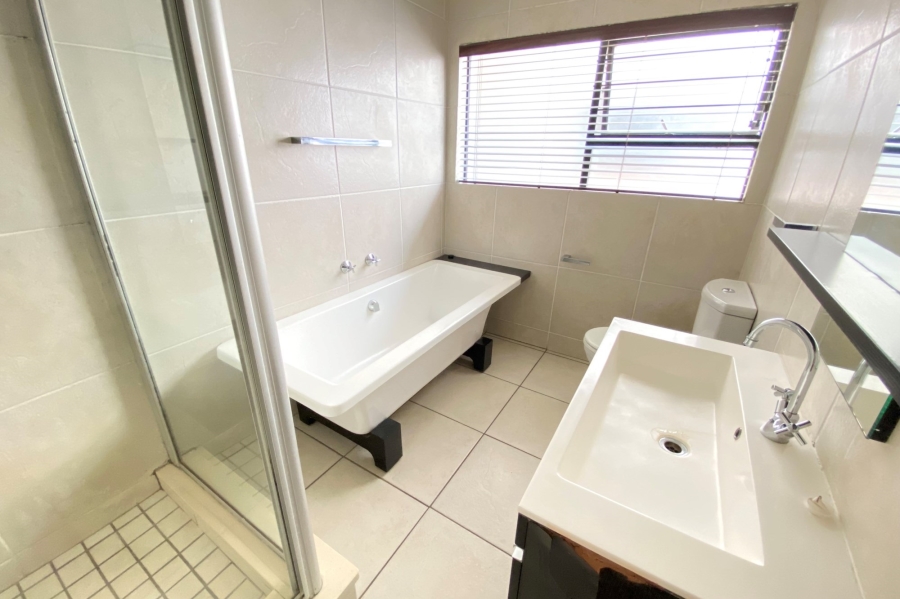 To Let 2 Bedroom Property for Rent in Greenstone Hill Gauteng
