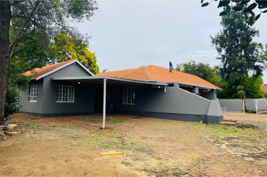 5 Bedroom Property for Sale in Noordwyk Gauteng