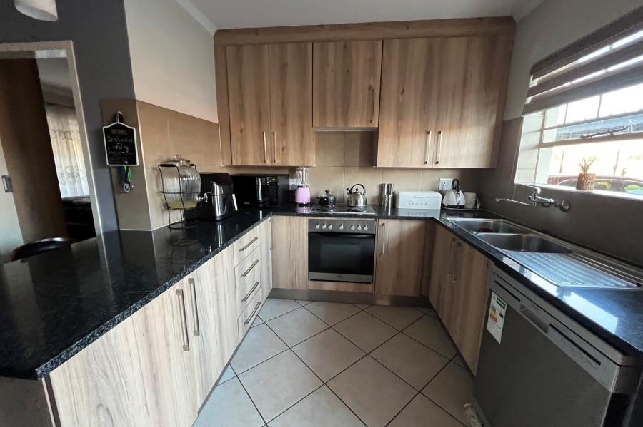 3 Bedroom Property for Sale in Monavoni Gauteng