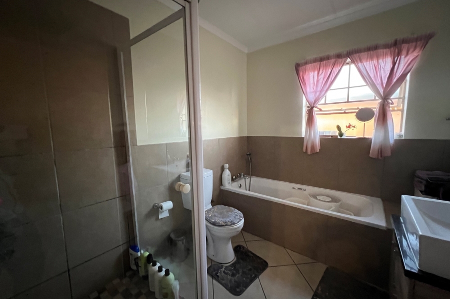 3 Bedroom Property for Sale in Monavoni Gauteng