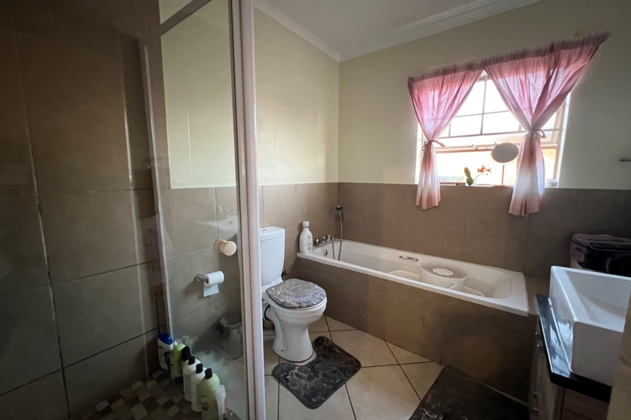 3 Bedroom Property for Sale in Monavoni Gauteng